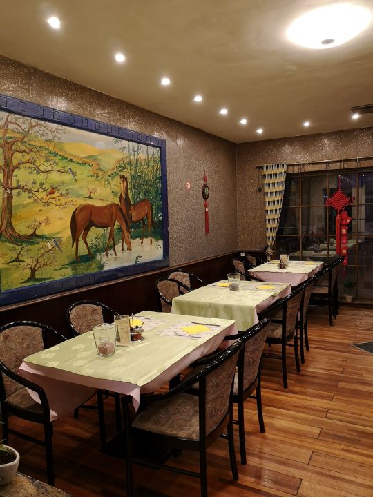 interieur restaurant gouden paard met schilderij met paarden